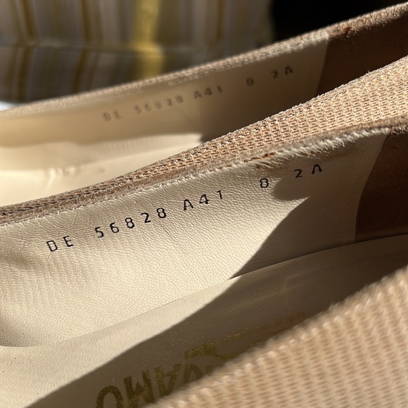 Ferragamo Beige Subtle Shimmer Low Pumps Sz 8AA EUC - Picture 9 of 13